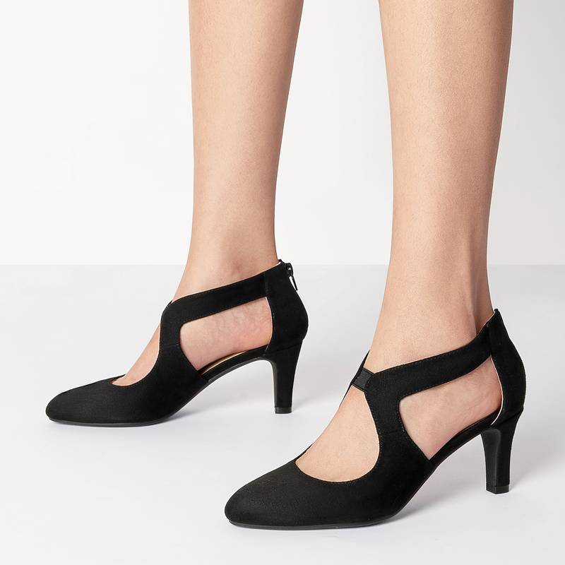 Women’s pointed toe kitten heel party shoes.